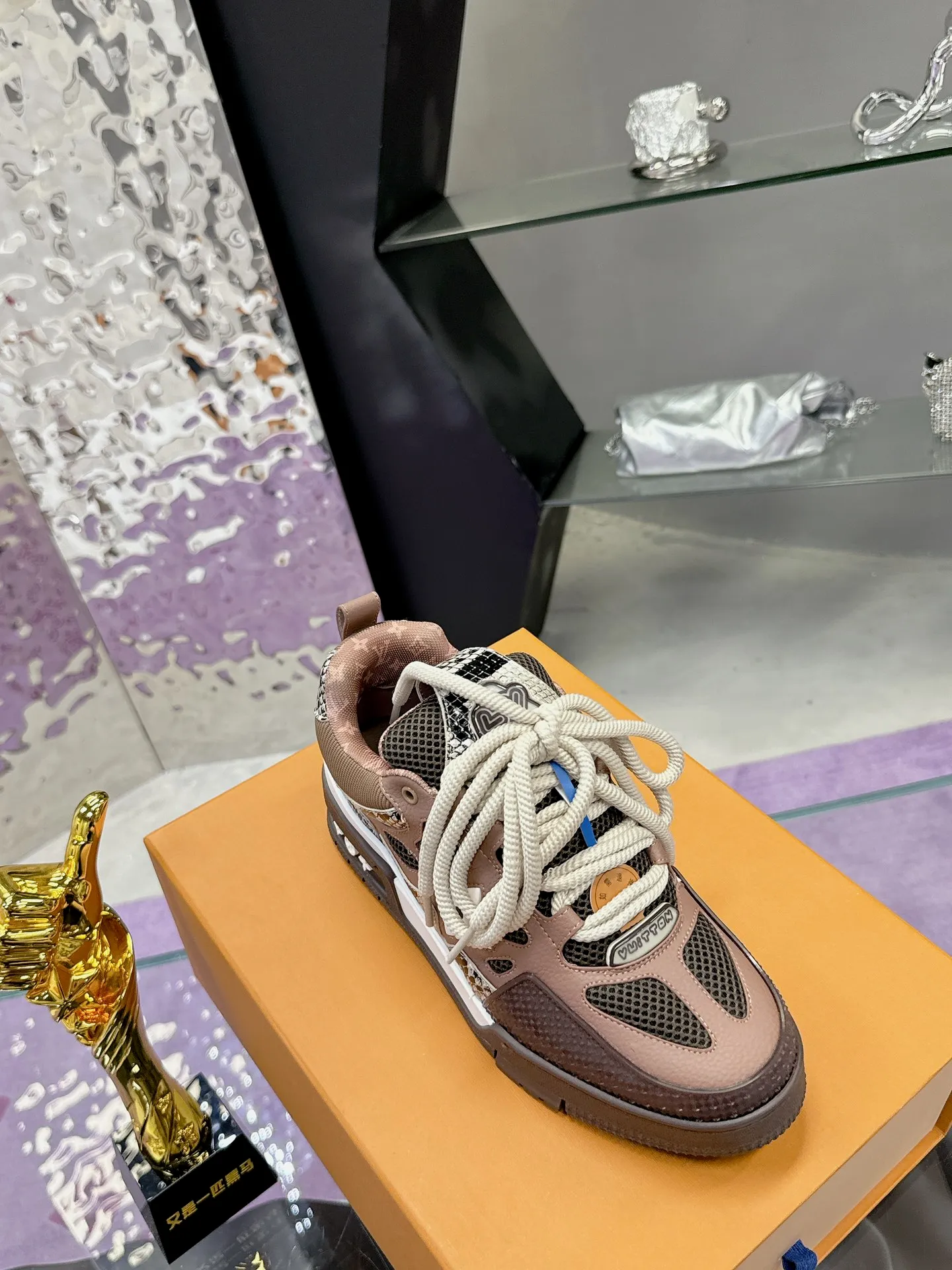 Men's shoes 💰900❤️❤️❤️ 𝙇𝙑 Bread shoes have added new colors 💓 Craftsmanship series 𝟐𝟎𝟐5/𝐒𝐒 𝐧𝐞𝐰 Louis Vuitton catwalk skate shoes are popular, LOUIS VUITTON Trainer is undoubtedly one of the most successful Sneakers launched by luxury brands, but the pace of exploration will not stop. LOUISVUITTON will also bring a new series of skateboard shoes in the spring of 2025. The new series in the picture returns to the 90s Chunky Skate Shoes look and feel. The uppers are made of leather and mesh. The fat silhouette and thick shoelaces are very eye-catching. It is expected to have quite a few colors like the Trainer. Judging from the previous DIOR show skate shoes, this chunky style may be even stronger next year. 💎 Size: Female 35-40 Male 39-46